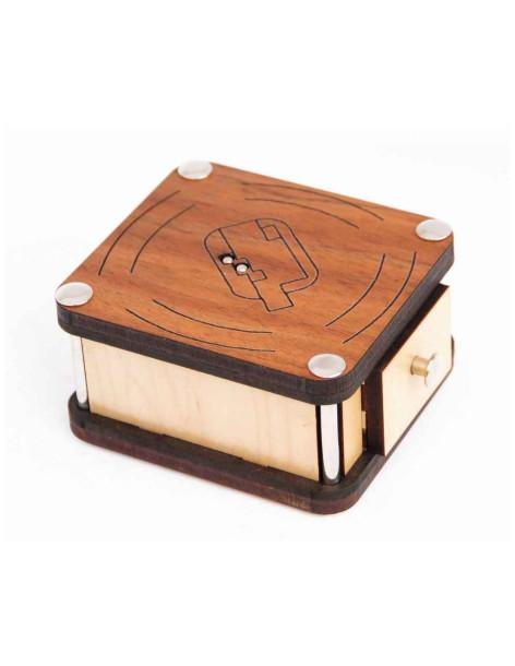 Caja Secreta Caja Central  - RETO: Abrir la caja secreta
Dificultad: INCREÍBLE 5/6
Medidas del juego: 8 x 9 x 5 cm
Maderas: Sipo