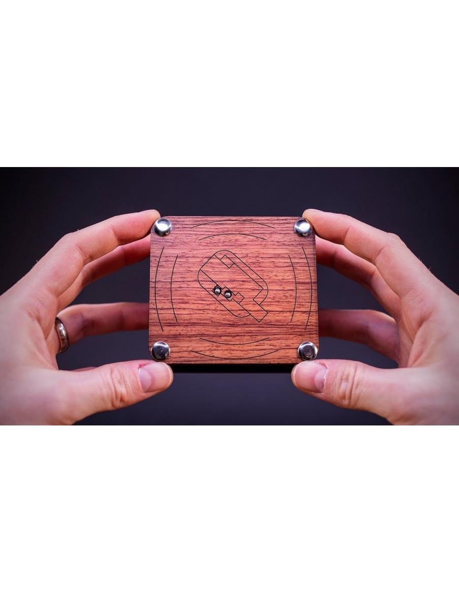 Caja Secreta Caja Central  - RETO: Abrir la caja secreta
Dificultad: INCREÍBLE 5/6
Medidas del juego: 8 x 9 x 5 cm
Maderas: Sipo