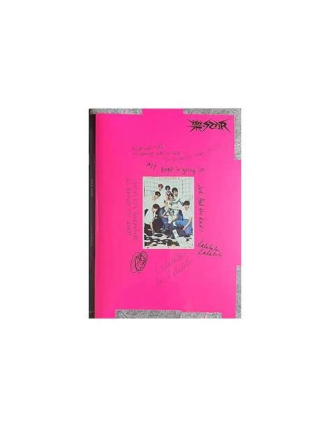 STRAY KIDS - Rock-Star (8th Mini Album) + random selfie Photocard  - - Libro tipo revista de 60 página.
- CD de música.
- 1 Tarj 2
