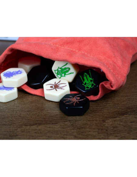 Hive Pocket. (Español)  - ¡Salva a la abeja reina!

Tu objetivo en el juego es rodear completamente la Abeja Reina de tu oponent